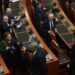 FOTOT/ Frikë apo ‘llastim’: Deputetët e ‘Rithemelimit’ në shërbim të Berishës, njëri i vesh pallton, tjetri e shoqëron deri te…!