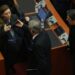 FOTOT/ Frikë apo ‘llastim’: Deputetët e ‘Rithemelimit’ në shërbim të Berishës, njëri i vesh pallton, tjetri e shoqëron deri te…!