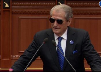 I sëmuri mendor e goditi me grusht, Berisha ‘qëndrestar’: Rama kërkon eliminimin e opozitës, por unë jam dëshmi e gjallë që s’mposhtemi