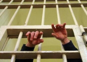 Përleshje të përgjakshme në burgun italian: Shqiptarët përplasen me afrikanët, djegin qelitë