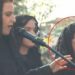 Këngë zie dhe vajtimi në protestën e opozitës, kandidatja e primareve shfaqet me vello të zezë