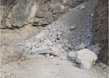 Bie masivi i gurëve dhe zë rrugën, bllokohen 1000 banorë në Kukës