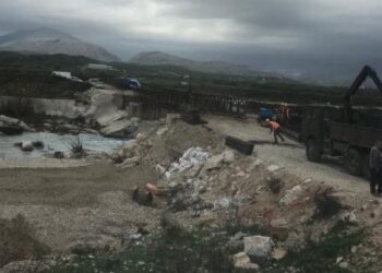 Probleme nga moti i keq në Vlorë, shiu dhe erërat e forta dëmtojnë “Urën e Vanës”