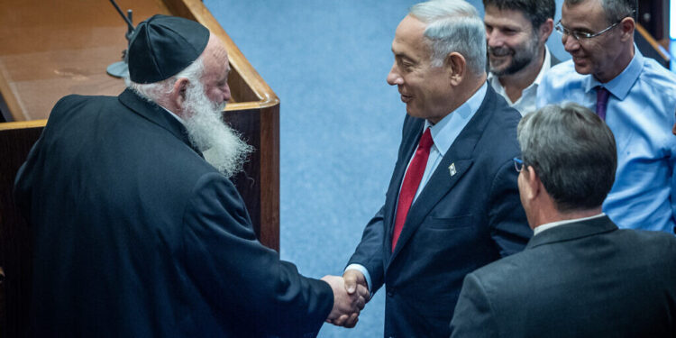 Likud party chairman MK Benjamin Netanyahu shake hands with MK Yitzchak Goldknopf a plenum session in the assembly hall of the parliament (Knesset) on November 21, 2022. Photo by Yonatan Sindel/Flash90 *** Local Caption *** כנסת
מליאה
בנימין נתניהו
יו"ר הליכוד
יצחק גולדקנופף