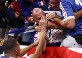 FOTO: Mbappe goditi me top tifozin para ndeshjes, i afrohet dhe i kërkon falje