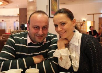 Eni e njohu si pedagog dhe iu duk i shëmtuar, Genci tregon si u lidh me ish-studenten: Më puthi e para