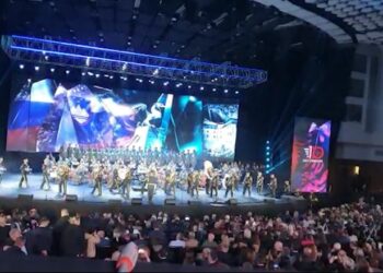 VIDEO/ Mbi 300 artistë nga bandat e ushtrive të Shqipërisë, Kosovës, vendeve të NATO-s dhe SHBA japin koncert bamirësie për Ukrainën
