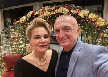 Meta ndan foton përkrah Kryemadhit dhe uron Krishtlindjet: Gëzuar në familjet tuaja!