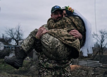 FOTOT/ Në vend të fustanit të nusërisë, uniforma ushtarake: Ish-missi martohet në vijën e frontit të luftës në Ukrainë