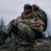 FOTOT/ Në vend të fustanit të nusërisë, uniforma ushtarake: Ish-missi martohet në vijën e frontit të luftës në Ukrainë