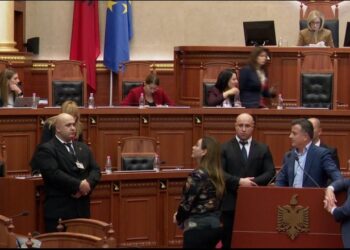 Përplas duart në tavolinë/ S’lë Krifcën të flasë në Kuvend, Nikolla vërejtje Nokës: Keni pushtuar foltoren