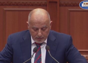 Deputeti i PD që mori mandatin e Rrushajt, i vetëm në sallë! Dënon bojkotin e opozitës: Më vjen keq që…