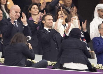 Prapaskenat e gjysmëfinales! Emmanuel Macron shkoi në dhomat e zhveshjes së Marokut, çfarë i tha mesfushorit…