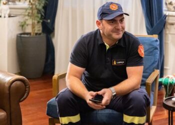 “Viti 2022, më i bukuri”/ Zjarrfikësi që shpëtoi dy vajzat e vogla nga flakët: Një ditë më pas u bëra me djalë…!