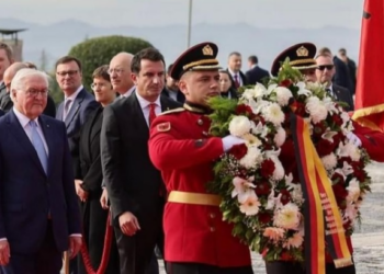 FOTO/ Presidenti gjerman Steinmeier në Varrezat e Dëshmorëve, nderon të rënët shqiptarë në luftë