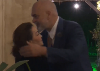 FOTO/ “Krisja” mes Ramës dhe Yuri Kim, dhe përqafimi në pritjen për festat e fundvitit nga kryeministri