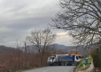 Tensionohet situata në Veri/ Dëgjohen sirena në veri të Kosovës, ka bllokime rrugësh! Serbët mblidhen në Rudarë