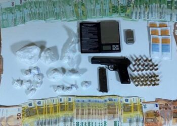 Arrestohet 39-vjeçari shqiptar në Greqi, u kap me kokainë, armë dhe mbi 30 mijë euro në shtëpi