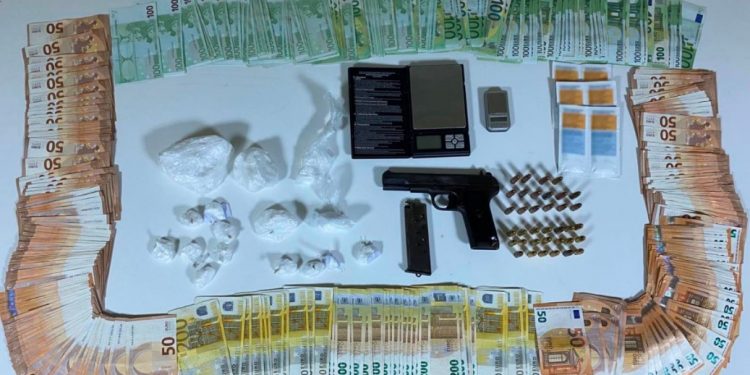 Arrestohet 39 vjeçari shqiptar në Greqi  u kap me kokainë  armë dhe mbi 30 mijë euro në shtëpi
