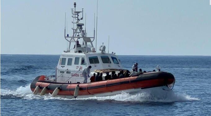 Mbytet anija me emigrantë në brigjet Italiane/ Zhduken katër persona, mes tyre dy fëmijë