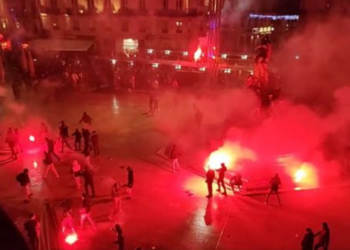 Tifozët e Francës dhe Marokut përleshen në skena të dhunshme në Francë, policia përdor gaz lotsjellës