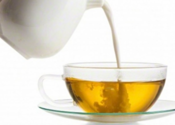 Zbuloni 7 gjëra të rrezikshme që mund t’i ndodhin trupit nëse përzieni çajin me qumështin