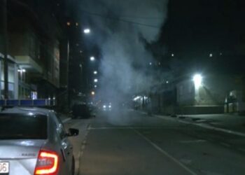 Tensione në Mitrovicë, hidhen mjete shpërthyese në drejtim të ekipit televiziv dhe policisë