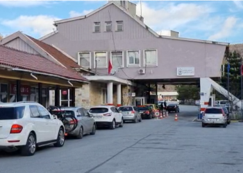 Fluks lëvizjesh në pikën kufitare të Kapshticës, shqiptarët festojnë me të afërmit
