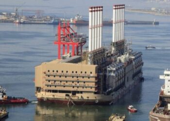 Dy anije në Vlorë/ TEC-et lundruese gati për punë, ERE miraton licencën