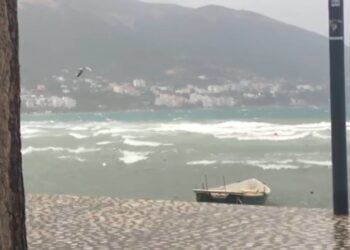 Kushtet e këqija të motit, pezullohet për 4 ditë lundrimi për mjetet e vogla në Vlorë