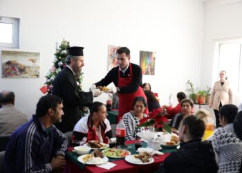 Veliaj dhe Kisha Orthodhokse shërbejnë drekën për njerëzit në nevojë: Duam që askush të mos ndihet i vetmuar për festa, na duhet kontributi i të gjithëve