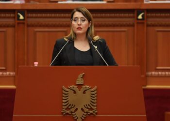 Ndryshimi i kontratës me Pfizer, Manastirliu: 700 mijë doza të fundit kundër Covid vijnë në Shqipëri