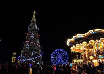 FOTOT/ Magjia e festave të fundvitit ndihet edhe në Tiranë, qyteti zbukurohet me dritat festive