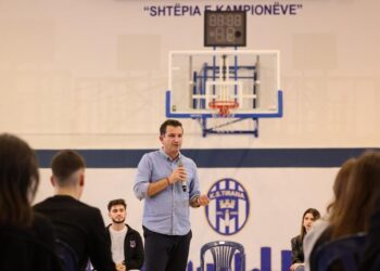 Veliaj me të rinjtë e Njësisë 10: Tirana është qyteti i të gjithëve, jemi skuadra që promovon energji pozitive, bashkëpunim dhe solidaritet