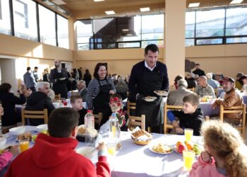 Veliaj dhe Myftiu i Tiranës shërbejnë drekën e festave në qendrën sociale “Të Qëndrojmë së Bashku”: T’i gjendemi pranë njëri-tjetrit