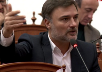 “Kushtetuesja”/ Alibeaj-Ramës: Po bëni skenarin me proces të fshehtë për ‘peshkuar’ votat që s’i keni! Doni të zgjidhni Dvoranin me presione