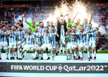 VIDEO: Messi merr trofeun që kishte ëndërruar, ja momenti kur ngre lart Kupën e Botës