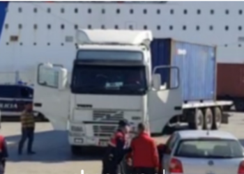 Kë do vriste? Kapet me snajper, shotgan dhe pistoletë, arrestohet një person në portin e Durrësit