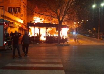 Shkrumbohet nga zjarri lokali në zonën e Brrylit në Tiranë, ende nuk dihet shkaku