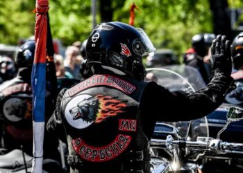 “Ujqërit e Natës”, në barrikada / Paramilitarët serbë tregojnë veten të armatosur në veri të Kosovës