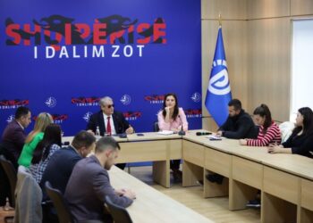 ‘Guvernatorja në Tiranë’, Berisha sulmon ambasadoren Kim: Nuk njeh kufij, po mbron dështimin e reformës së Soros-it