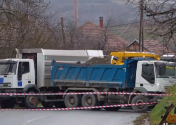 Kurti, “ultimatum” serbëve për barrikadat: Po nuk i hoqën, hyn policia dhe KFOR-i!