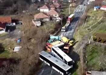 Reuters për tensionet në veri të Kosovës: Rrugët janë ende të bllokuara! SHBA dhe BE…