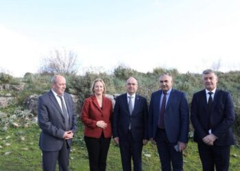 ‘Presidenti kërkoi heqjen e flamurit grek nga…, mediat fqinje tregojnë prapaskenat e vizitës së Begajt në Finiq dhe Aliko