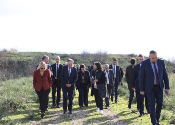 Begaj viziton Finiqin, mediat greke: Presidenti shqiptar provokoi, kërkoi uljen e flamurit grek. “Sfidë” ndaj Mitsotaqis…!