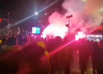 VIDEO/ “F*ck NATO”! Me thirrje raciste e anti-perëndimore, ekstremistët serbë protestojnë në Beograd për “vëllezërit në Kosovë”