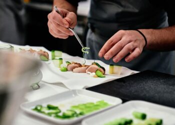 Si renditet Shqipëria? Shtetet e Europës ku hotelet dhe restorantet janë më të lirat e më të shtrenjtat