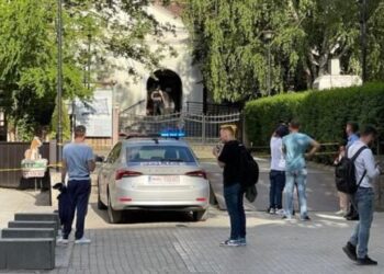 Alarm për bombë në Tiranë, forcat xheniere “zbarkojnë” në terren: Çanta në derën e drejtorisë së kufirit në Laprakë