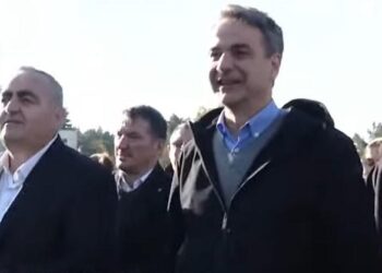 Kryeministri grek Mitsotakis mbërrin me helikopter në Himarë: I lumtur që ndodhem në Shqipëri