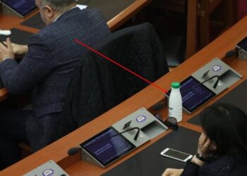 FOTO/ Në Kuvend prej rreth 11 orësh, deputetët i kap etja dhe marrin dhallë me vete